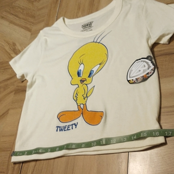 Looney Tunes Juniors L/G Short Sleeve Cropped Tweety Bird Graphic Tee - Picture 5 of 10